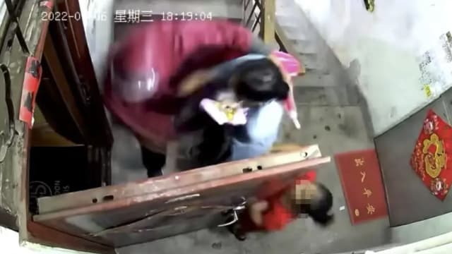 母女疑遭雨衣男掳进屋 警方排除事件发生在广宁