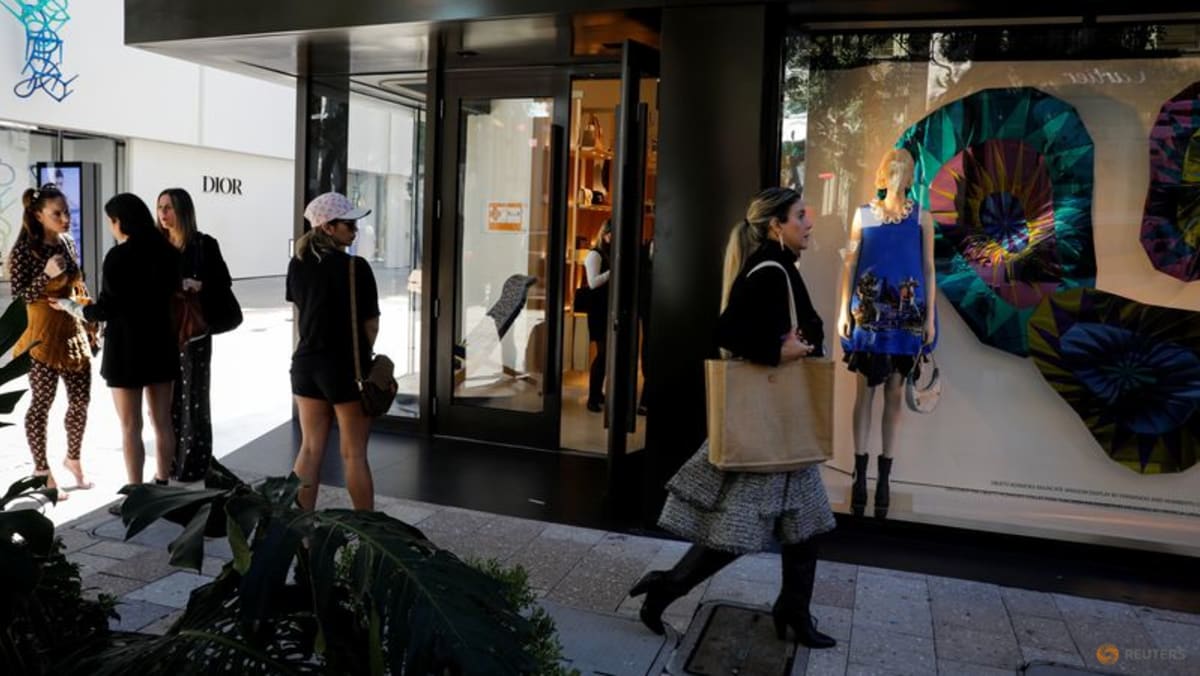 Penjualan grup mewah LVMH menghadapi penurunan karena pembeli berbelanja secara royal