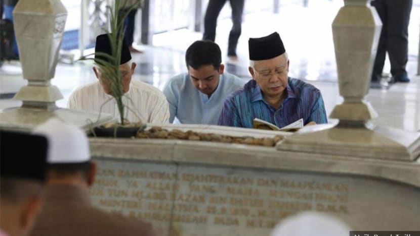 Najib ziarah pusara ayah Tun Abdul Razak