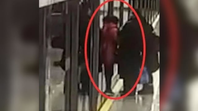 中国上海老妇被地铁屏蔽门夹住 抢救后不治