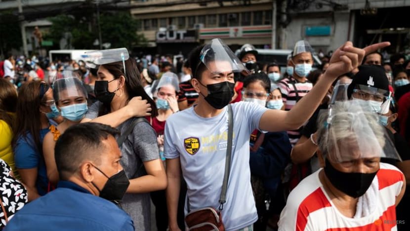Chaos in Manila as thousands rush to get COVID-19 vaccine before lockdown Chaos in Manila as thousands rush to get COVID-19 vaccine before lockdown