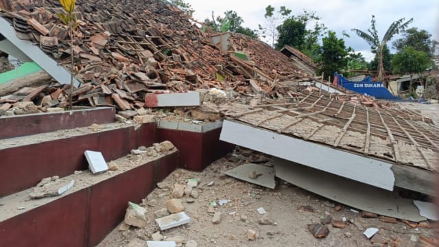 受恶劣天气余震影响 印尼政府为地震灾民送物资遇困难