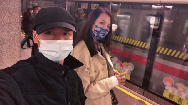 张晋、蔡少芬搭地铁出行　一次性地铁票引热议