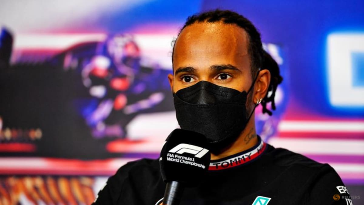Hamilton mengklarifikasi komentarnya tentang Bottas, Perez