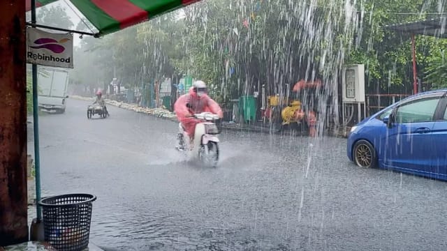 曼谷15个县遭强降雨袭击