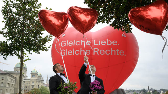 瑞士就同性婚姻举行公投 约64%投支持票