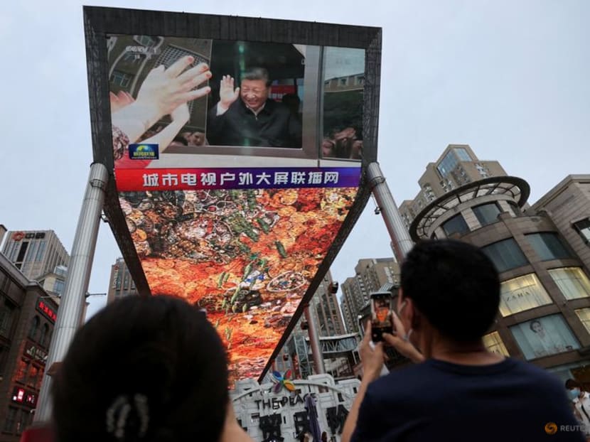 FILE PHOTO: A giant screen shows news footage of Chinese President Xi Jinping visiting Xinjiang Uyghur Autonomous Region, at a shopping centre, in Beijing, China, July 15, 2022. REUTERS/Tingshu Wang/File Photo