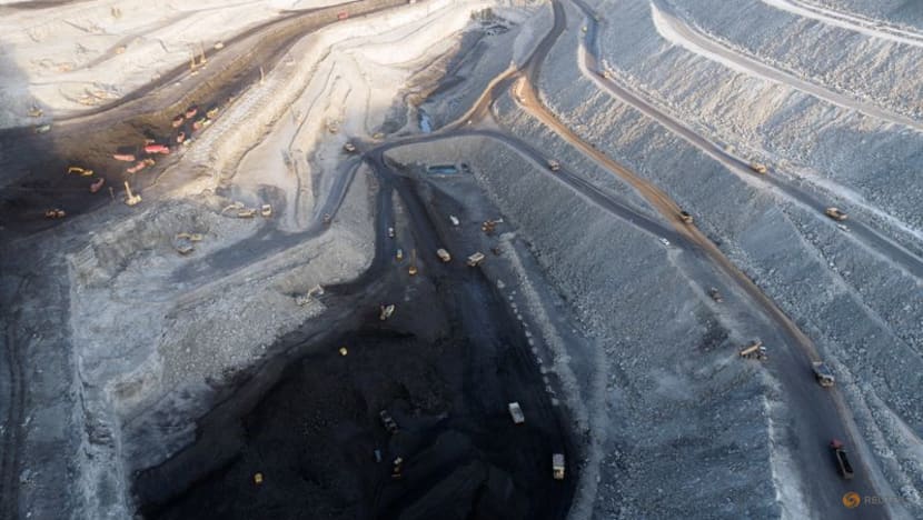 China's daily coal output hits record high in November to meet heating demand China's daily coal output hits record high in November to meet heating demand
