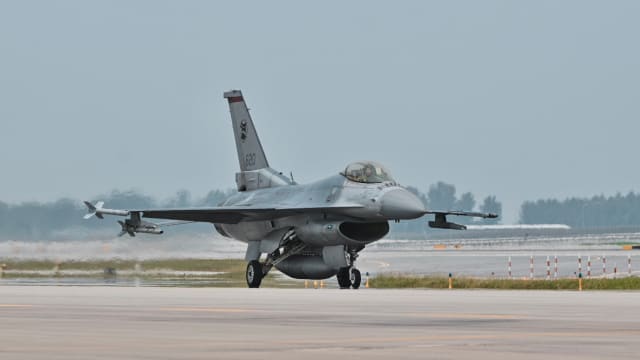 空军一架F-16型战斗机在飞行途中故障 紧急降落樟宜机场