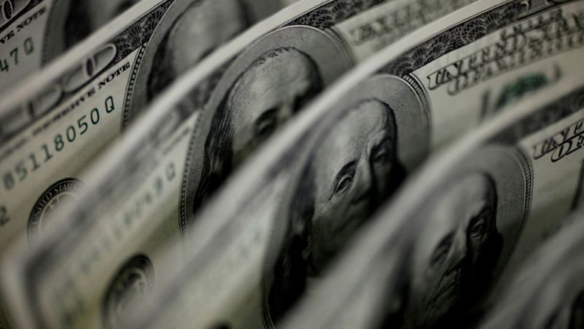 Dolar jatuh setelah Fed menaikkan suku bunga, mengisyaratkan kenaikan lain di depan
