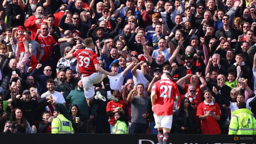 Man United climb back into third with 2-0 win over Everton Man United climb back into third with 2-0 win over Everton