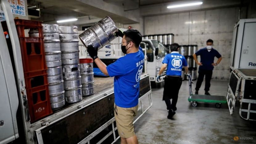 Japan's restaurants, bars welcome back drinkers as COVID-19 controls ease Japan's restaurants, bars welcome back drinkers as COVID-19 controls ease
