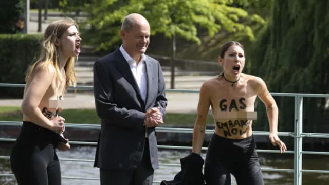 德国总理面前脱衣抗议 两女要求禁运俄罗斯天然气