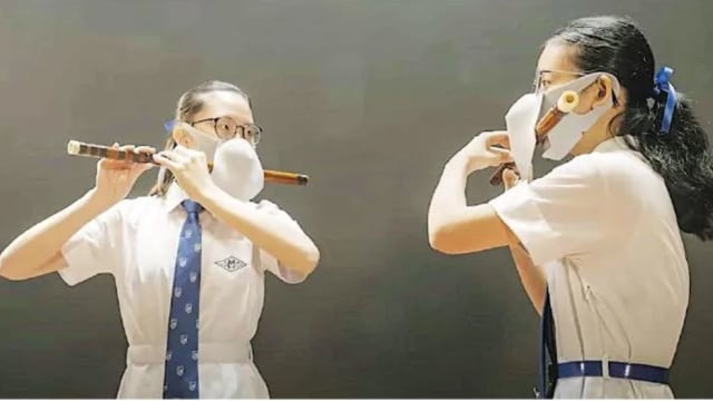 安排学生“戴罩吹笛”贺国庆遭嘲笑 香港教育局谴责网民