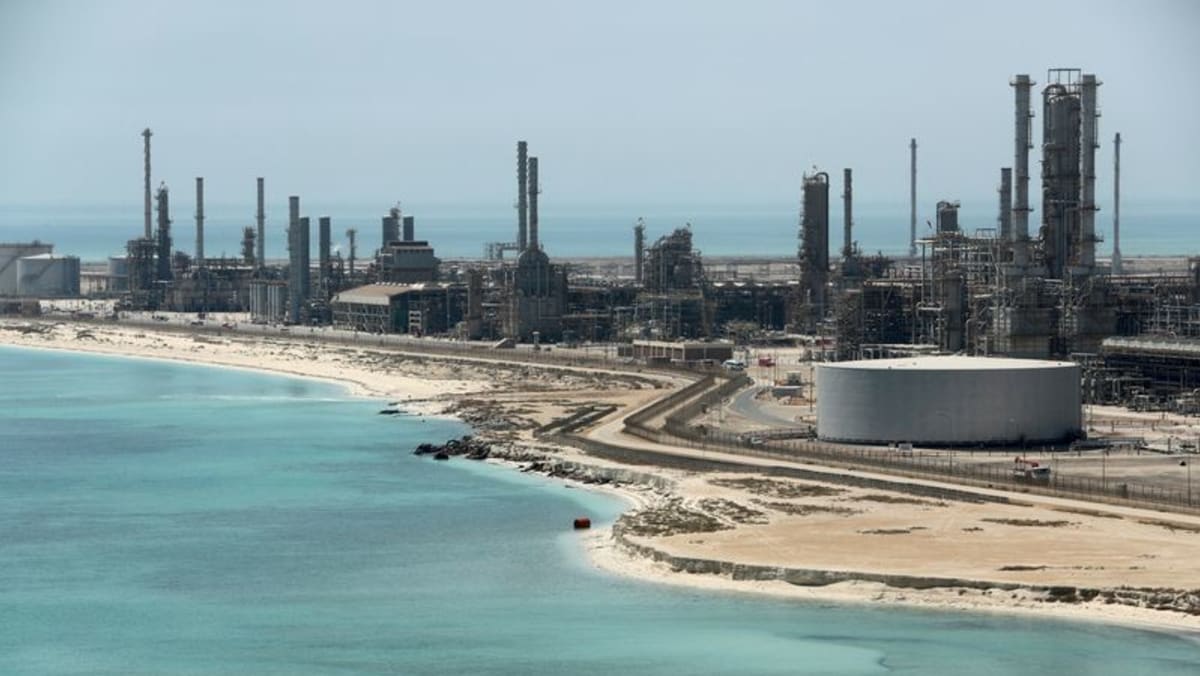 Minyak naik karena rencana Saudi untuk memperdalam pengurangan produksi mulai bulan Juli