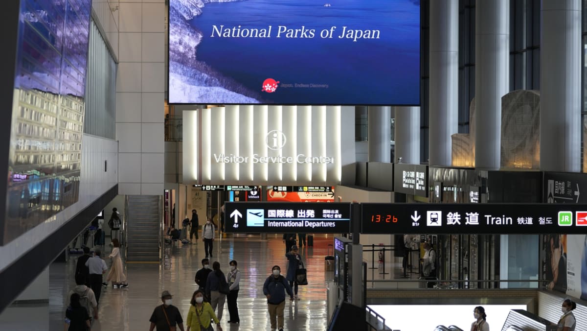 Jepang dibuka kembali untuk wisatawan dengan dibukanya toko suvenir, kekurangan staf hotel