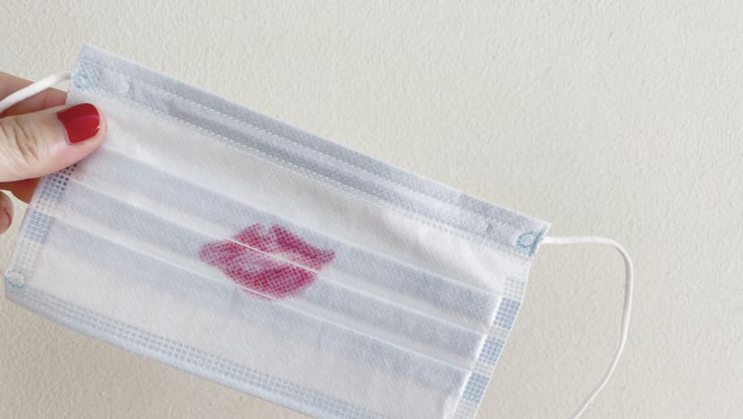 3 Ways To Avoid Lipstick Stains On Your Mask 3 Ways To Avoid Lipstick Stains On Your Mask