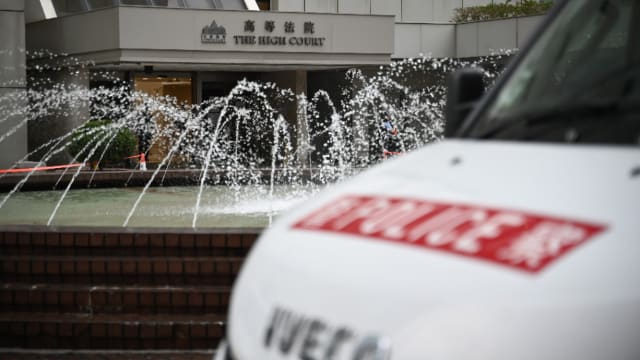 香港首起援引反恐法案件开审 14人被控密谋炸弹攻击警察