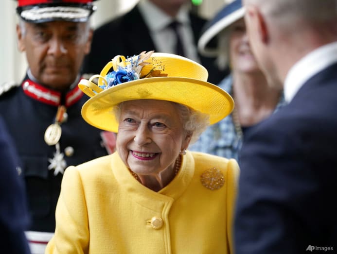 Queen elizabeth best sale ii brooches