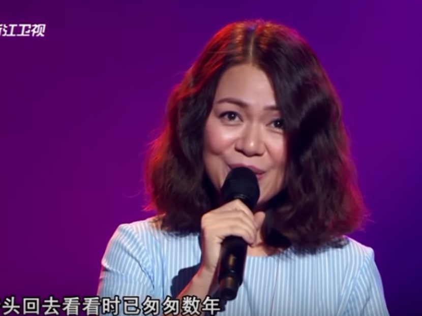 Joanna Dong performing during her blind audition in the first episode of Sing! China telecasted on July 14, 2017. Screencap: ZJSTV Music Channel/YouTube
