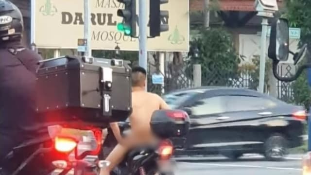 “脱光光”骑摩托车裸男已被捕 明天被控
