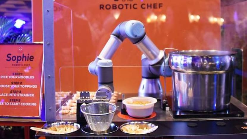 Robot ini boleh hidangkan 80 mangkuk laksa sejam