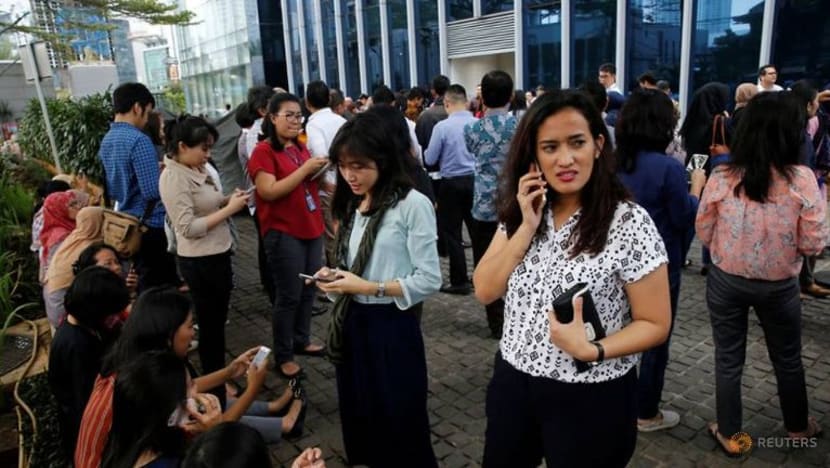 Gempa bumi gegarkan Jakarta, beberapa cedera, 130 bangunan rosak di Pulau Jawa