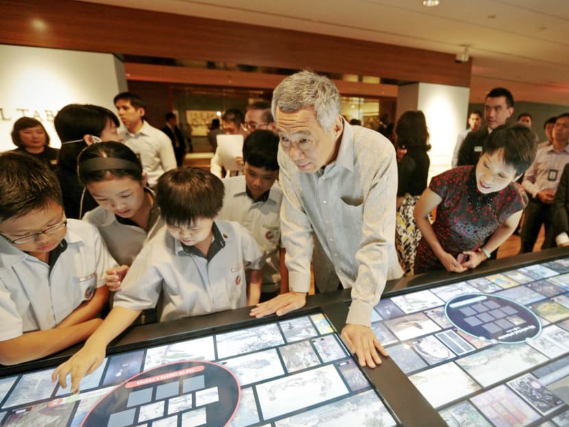 PM Lee Hsien Loong mingles with students at the social board area atthe National Gallery Singapore during its opening celebration on Nov 23, 2015. Photo: Jason Quah