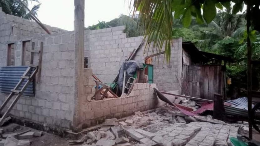 Powerful quake hits off Indonesia, rattles islands Powerful quake hits off Indonesia, rattles islands