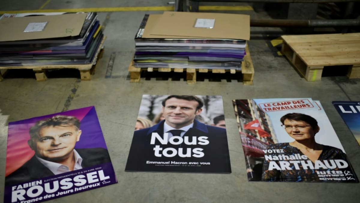 Penentang Macron menaikkan volumenya dua minggu setelah pemungutan suara