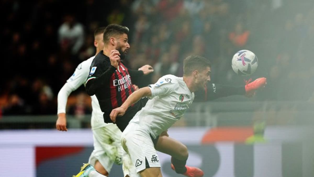 Gol telat Giroud memberi Milan kemenangan 2-1 atas Spezia