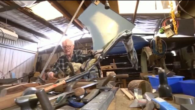 澳洲百岁老人依然坚持工作 制造独特的经典车