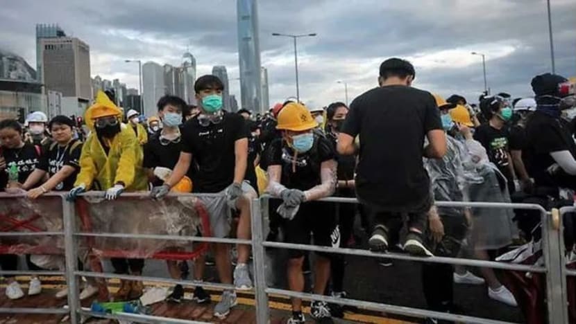 Jalan raya dibanjiri penunjuk perasaan menjelang ulang tahun penyerahan Hong Kong