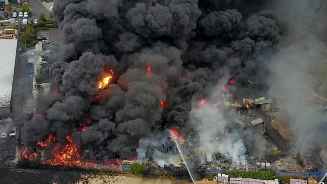英国温泉镇工业区发生大爆炸 场面骇人