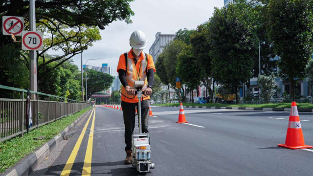 陆交局和国大合作采用新型复合塑料 为西海岸大路道路铺路