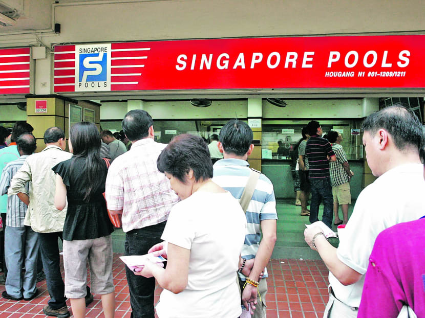 A queue outside a Singapore Pools outlet in Hougang. The odds of winning Toto are one in eight million, while those of the Singapore Sweep are one in 3.5 million. TODAY file photo