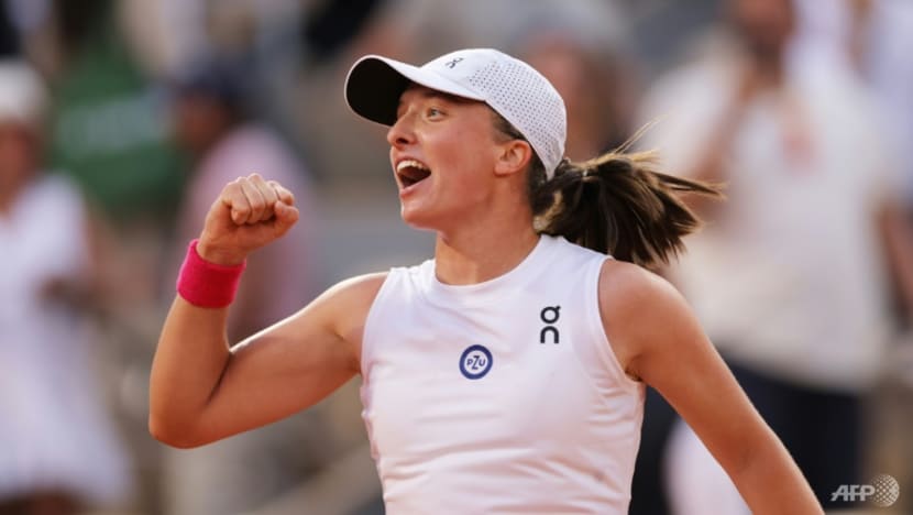 Swiatek to play Muchova in French Open final