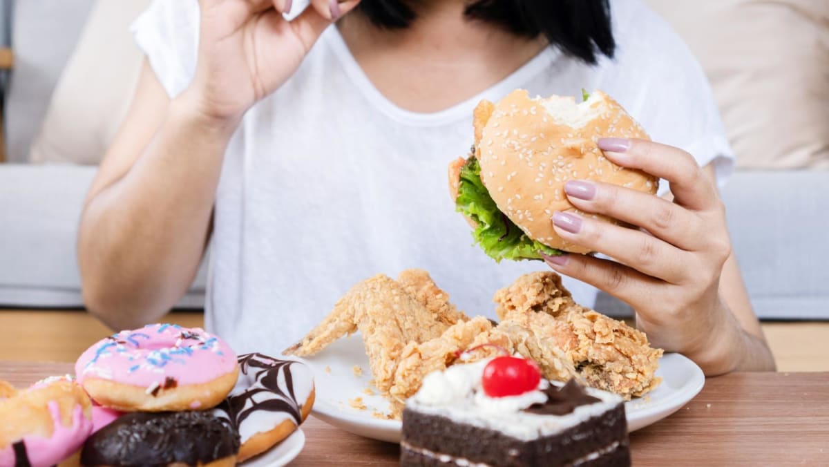 Apa itu gangguan makan berlebihan?  Apa yang perlu diketahui tentang penyebab dan pengobatan kondisi kesehatan mental ini