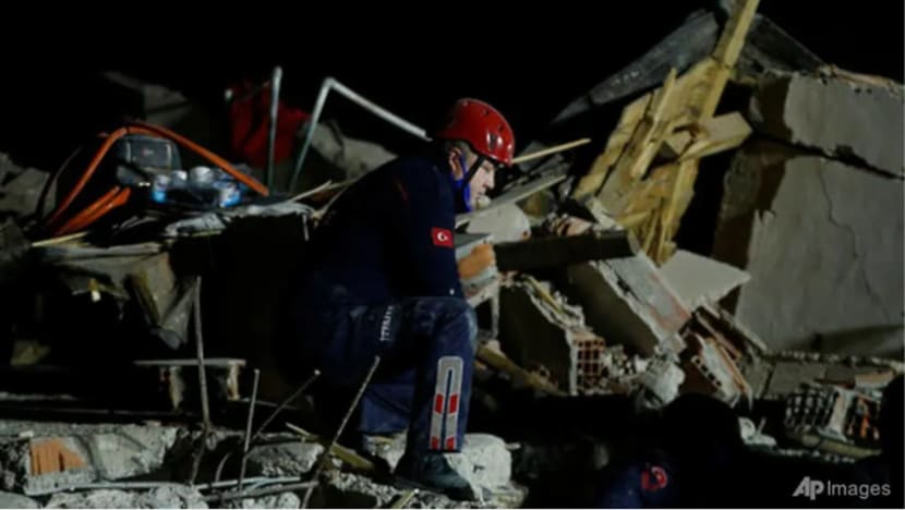 Lelaki 70 tahun berjaya ditarik keluar dari runtuhan 33 jam selepas gempa Turki
