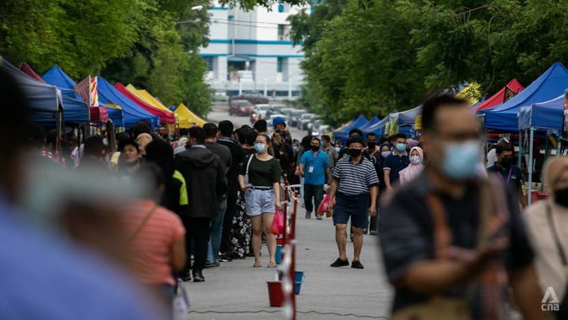 Klang Valley bazaar stalls rush to clear stock, restaurants brace for reduced sales amid MCO 3.0 Klang Valley bazaar stalls rush to clear stock, restaurants brace for reduced sales amid MCO 3.0