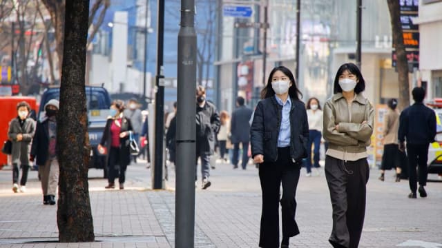 韩国解除室内口罩令 高风险场所和搭乘公交时除外 