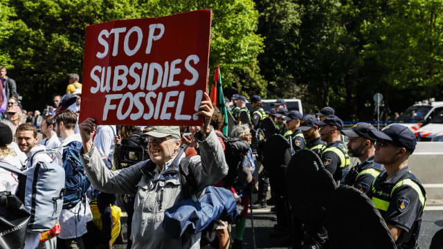 环保团体“反抗灭绝”荷兰发动示威 1500多人被捕