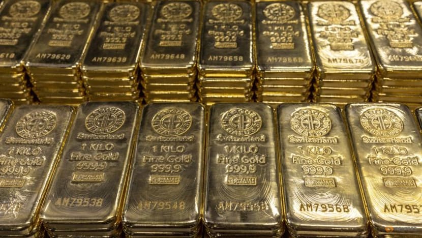 Gold expected to be contained by interest rates and strong dollar: Reuters poll