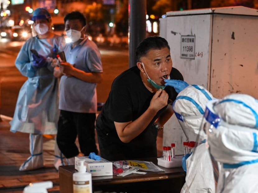 A health worker takes a swab sample from a man to test for the Covid-19 coronavirus in the Huangpu district of Shanghai on July 12, 2022.<br />
&nbsp;