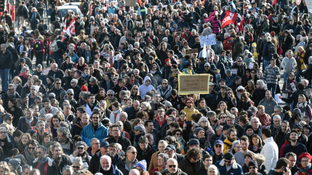 法国民众再度走上街头 抗议政府延长退休年龄