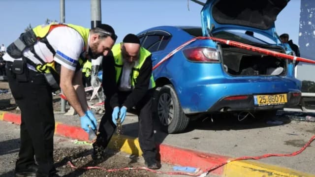 以色列发生汽车冲撞巴士站事故 导致两人丧命