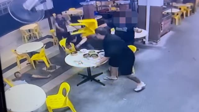 用餐时遭黑衣壮汉突袭溅血 宏茂桥咖啡店三食客送院
