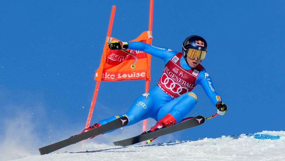 Ski Alpen-Juara Olimpiade Goggia memenangkan Danau Louise menuruni bukit