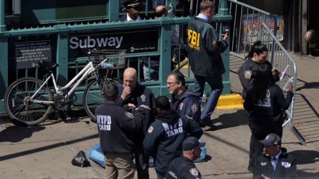 美国警寻男子助查纽约地铁枪击案 悬红5万美元追缉枪手
