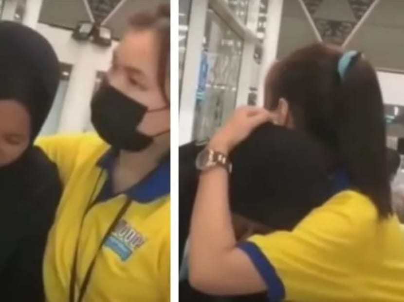 A video of the teenager looking lost and crying had circulated on the internet with another showing an airport salesperson comforting the sad teen in the airport.